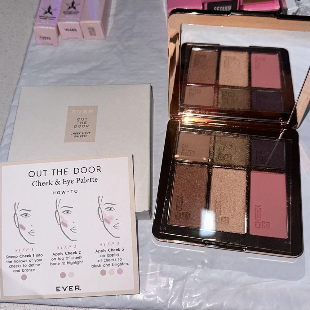 EVER OUT THE DOOR Cheek & Eye Palette NIB